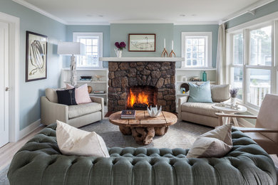 Imagen de sala de estar cerrada tradicional renovada de tamaño medio sin televisor con todas las chimeneas, marco de chimenea de piedra y paredes azules