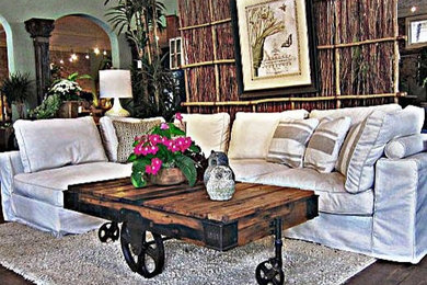 Modelo de sala de estar abierta rural de tamaño medio sin chimenea y televisor con paredes marrones, suelo de madera en tonos medios y suelo marrón