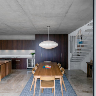 Idee per un piccolo soggiorno minimalista aperto con pareti grigie, pavimento in travertino, TV a parete e pavimento rosa