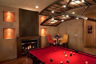 На фото: изолированная гостиная комната в современном стиле с бежевыми стенами, темным паркетным полом и стандартным камином без телевизора