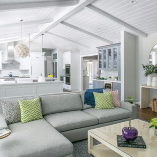 Großes, Offenes Klassisches Wohnzimmer mit grauer Wandfarbe, dunklem Holzboden, Hängekamin, gefliester Kaminumrandung, Multimediawand und braunem Boden in San Francisco