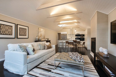 Diseño de sala de estar abierta moderna de tamaño medio con marco de chimenea de yeso y suelo negro