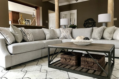Imagen de sala de estar abierta tradicional renovada grande con suelo de madera en tonos medios, todas las chimeneas, televisor independiente y suelo marrón
