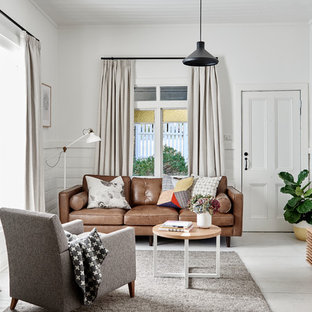 Esempio di un soggiorno scandinavo con pareti bianche, pavimento in legno verniciato, nessun camino, TV a parete e pavimento bianco
