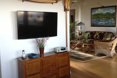 Modelo de sala de estar con barra de bar cerrada costera grande con paredes blancas y suelo de madera clara
