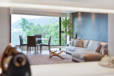 Großes, Offenes Modernes Wohnzimmer mit weißer Wandfarbe, braunem Holzboden und Multimediawand in Hongkong