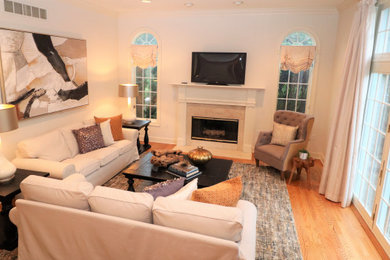 Cette photo montre une très grande salle de séjour ouverte avec un mur beige, un sol en bois brun et un téléviseur indépendant.