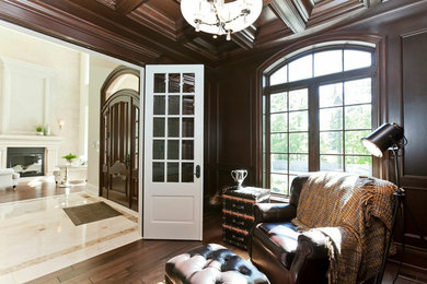 Modelo de sala de estar clásica con paredes marrones, suelo de madera oscura, todas las chimeneas y marco de chimenea de madera