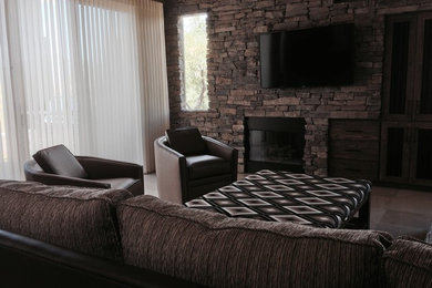 Diseño de sala de estar abierta clásica renovada de tamaño medio con paredes beige, suelo de mármol, todas las chimeneas, marco de chimenea de piedra y televisor colgado en la pared