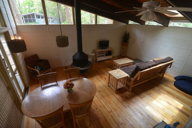 Ejemplo de sala de estar abierta vintage extra grande con paredes blancas, suelo de madera clara y suelo marrón