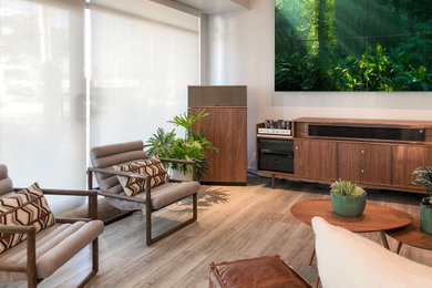 Стильный дизайн: открытая гостиная комната среднего размера в стиле ретро с музыкальной комнатой, серыми стенами, полом из ламината, мультимедийным центром и серым полом - последний тренд