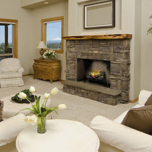 Immagine di un soggiorno shabby-chic style di medie dimensioni con pareti beige, moquette, camino classico, cornice del camino in pietra e pavimento beige