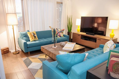 Foto de sala de estar abierta vintage de tamaño medio con paredes blancas, televisor independiente y suelo de madera en tonos medios