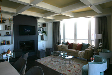 Diseño de sala de estar abierta tradicional renovada de tamaño medio con paredes beige, todas las chimeneas, marco de chimenea de yeso y pared multimedia
