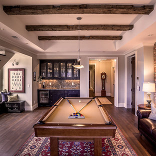 Modelo de sala de juegos en casa rural con suelo de madera oscura