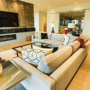 Großes, Offenes Modernes Wohnzimmer mit beiger Wandfarbe, hellem Holzboden, Gaskamin, gefliester Kaminumrandung und Wand-TV in Salt Lake City