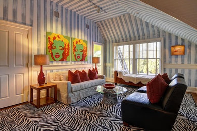 Ejemplo de sala de estar cerrada ecléctica de tamaño medio sin chimenea y televisor con paredes azules y suelo de madera en tonos medios