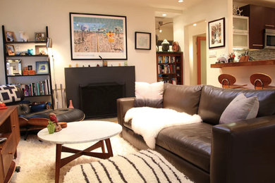 Mittelgroßes, Abgetrenntes Stilmix Wohnzimmer mit weißer Wandfarbe, Teppichboden, Kamin, verputzter Kaminumrandung und weißem Boden in Los Angeles