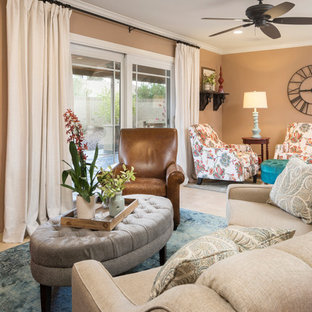 Kleines, Offenes Landhaus Wohnzimmer mit brauner Wandfarbe, Travertin und Eck-TV in Phoenix