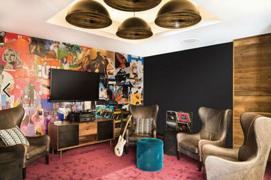 Modelo de sala de estar con rincón musical cerrada ecléctica de tamaño medio con paredes multicolor, moqueta, televisor colgado en la pared y suelo rosa