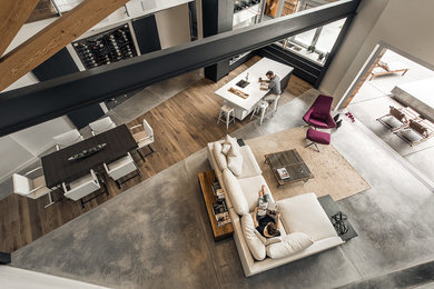 Diseño de sala de estar tipo loft contemporánea grande con paredes blancas y suelo de cemento