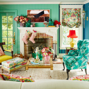 Mittelgroßes, Abgetrenntes Klassisches Wohnzimmer mit blauer Wandfarbe, dunklem Holzboden, Kamin, Kaminumrandung aus Backstein, braunem Boden, Holzdielenwänden und Tapetenwänden in Philadelphia