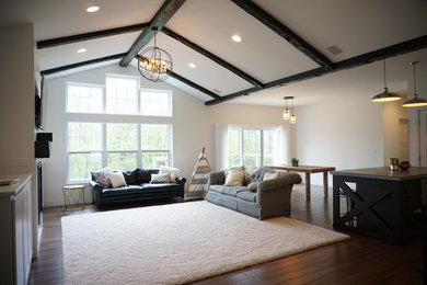 Ejemplo de sala de estar abierta contemporánea de tamaño medio con paredes blancas, suelo de madera en tonos medios, todas las chimeneas y marco de chimenea de yeso