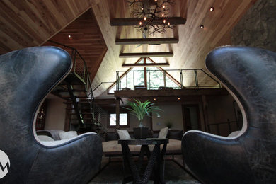 Diseño de sala de estar tipo loft rústica grande sin televisor con paredes blancas, suelo de madera oscura, todas las chimeneas y marco de chimenea de piedra