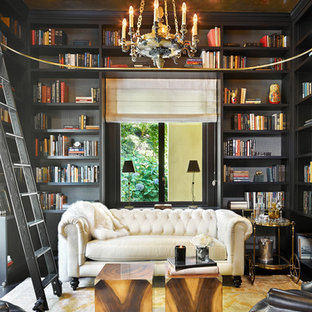 Idee per un soggiorno classico chiuso con libreria, pareti grigie e pavimento giallo