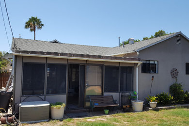 Example of a family room design in Los Angeles