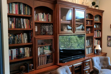 Exemple d'une très grande salle de séjour tendance avec une bibliothèque ou un coin lecture, moquette et un téléviseur fixé au mur.
