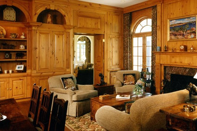 Foto de sala de estar cerrada tradicional extra grande con suelo de madera en tonos medios, todas las chimeneas, marco de chimenea de piedra y televisor retractable