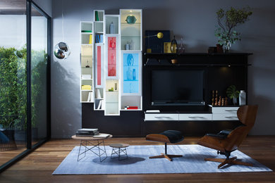 Diseño de sala de estar tradicional renovada de tamaño medio con paredes grises y suelo de madera oscura