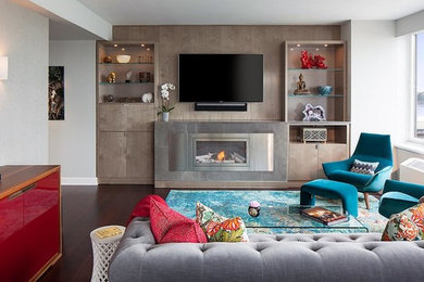 Mittelgroßes Modernes Wohnzimmer im Loft-Stil mit weißer Wandfarbe, dunklem Holzboden, Kamin, Kaminumrandung aus Beton, TV-Wand und braunem Boden in Los Angeles