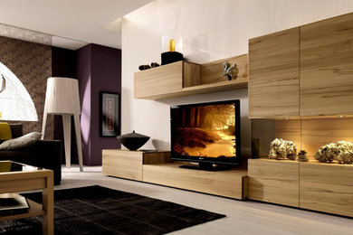 Imagen de sala de estar moderna con paredes beige y televisor independiente