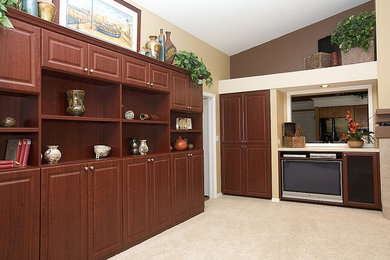 Modelo de sala de estar abierta clásica de tamaño medio sin chimenea con paredes beige, moqueta, televisor independiente y suelo beige