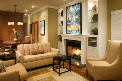 フェニックスにある広いトラディショナルスタイルのおしゃれなオープンリビング (グレーの壁、無垢フローリング、標準型暖炉、タイルの暖炉まわり、茶色い床) の写真
