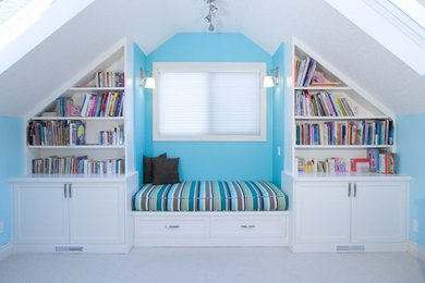 Источник вдохновения для домашнего уюта: двухуровневая гостиная комната среднего размера в современном стиле с синими стенами, ковровым покрытием и с книжными шкафами и полками