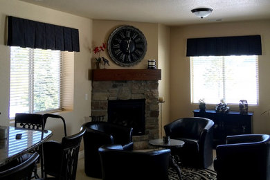 Ejemplo de sala de estar con barra de bar abierta tradicional de tamaño medio sin televisor con paredes amarillas, moqueta, todas las chimeneas y marco de chimenea de piedra