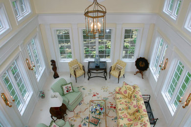 Imagen de sala de estar cerrada tradicional grande sin chimenea y televisor con paredes amarillas y moqueta
