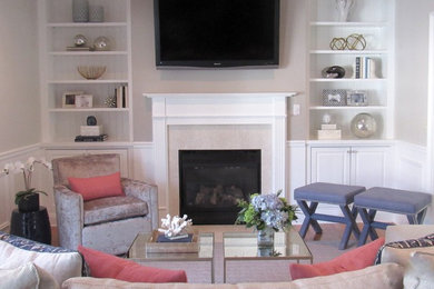 Modelo de sala de estar abierta tradicional renovada de tamaño medio con paredes grises, suelo de madera en tonos medios, todas las chimeneas, marco de chimenea de piedra y televisor colgado en la pared