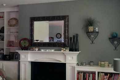 Imagen de sala de estar clásica con paredes grises