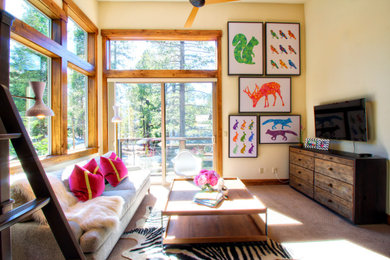 Foto de sala de estar tradicional renovada con paredes beige, moqueta, televisor colgado en la pared y suelo gris