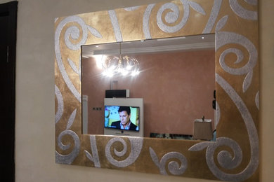 Imagen de sala de estar abierta contemporánea con paredes amarillas y pared multimedia