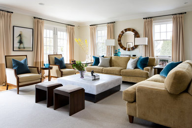 Inspiration pour une salle de séjour traditionnelle avec un mur beige et un sol en bois brun.