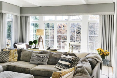 Ejemplo de sala de estar abierta tradicional renovada de tamaño medio con paredes grises, moqueta, todas las chimeneas, marco de chimenea de piedra y suelo beige