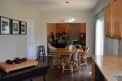 Foto de sala de estar abierta tradicional renovada de tamaño medio con parades naranjas, suelo de madera oscura, todas las chimeneas y marco de chimenea de baldosas y/o azulejos