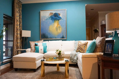 Großes, Offenes Modernes Wohnzimmer mit blauer Wandfarbe, braunem Holzboden, Tunnelkamin, Kaminumrandung aus Stein, TV-Wand und braunem Boden in Dallas
