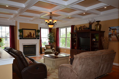 Modelo de sala de estar clásica con suelo de madera en tonos medios, todas las chimeneas y marco de chimenea de madera