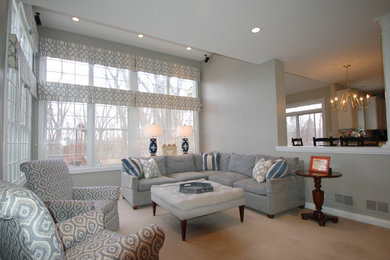 Foto de sala de estar abierta tradicional renovada con paredes grises, moqueta, chimenea de doble cara y marco de chimenea de piedra